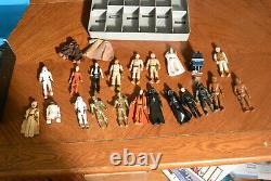 Vintage Star Wars 1977 Vinyl case with lots of vintage Figures